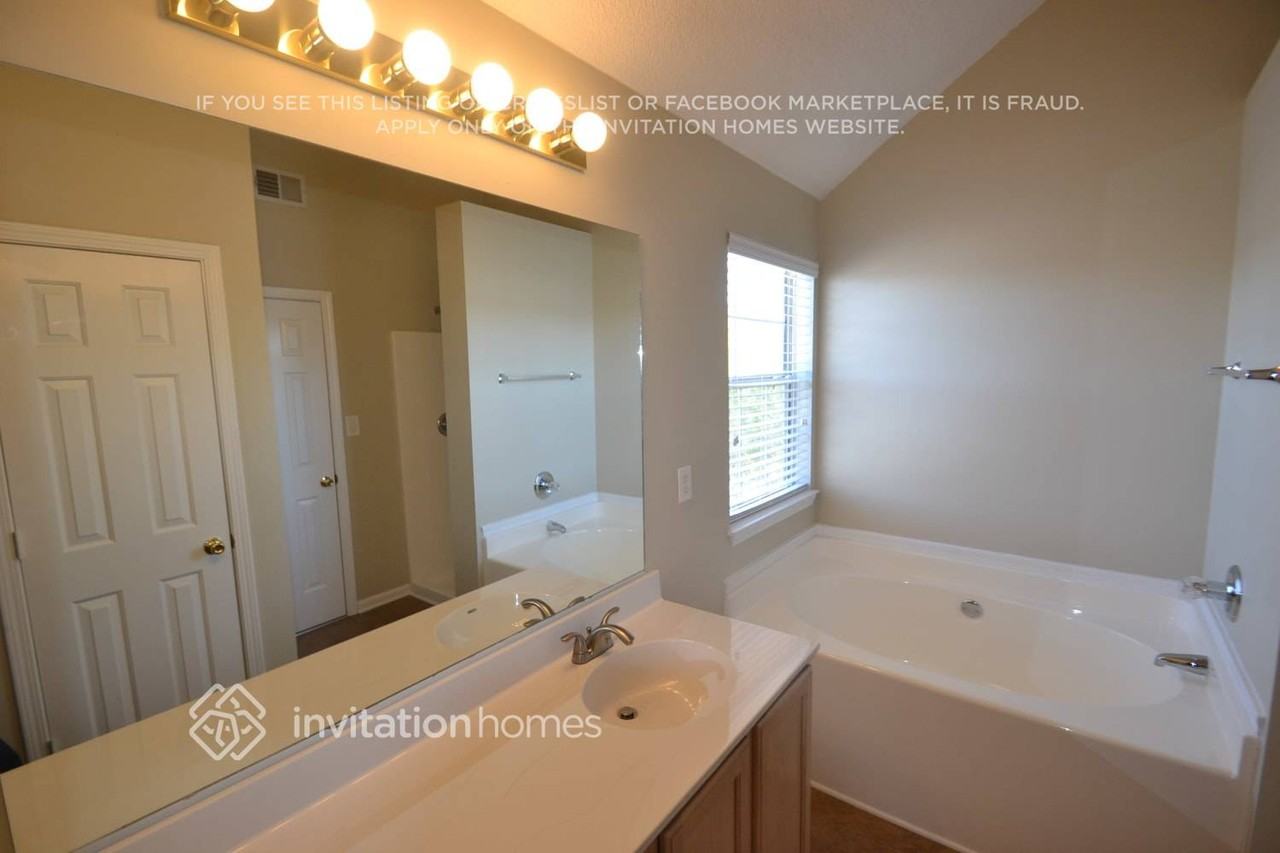 4388 Ward Bluff Ct - Photo 7 of 9