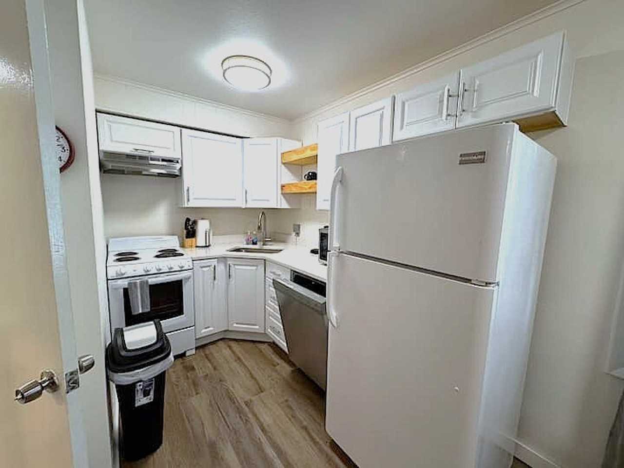 802 S Elm St #1296539P - Photo 5 of 12