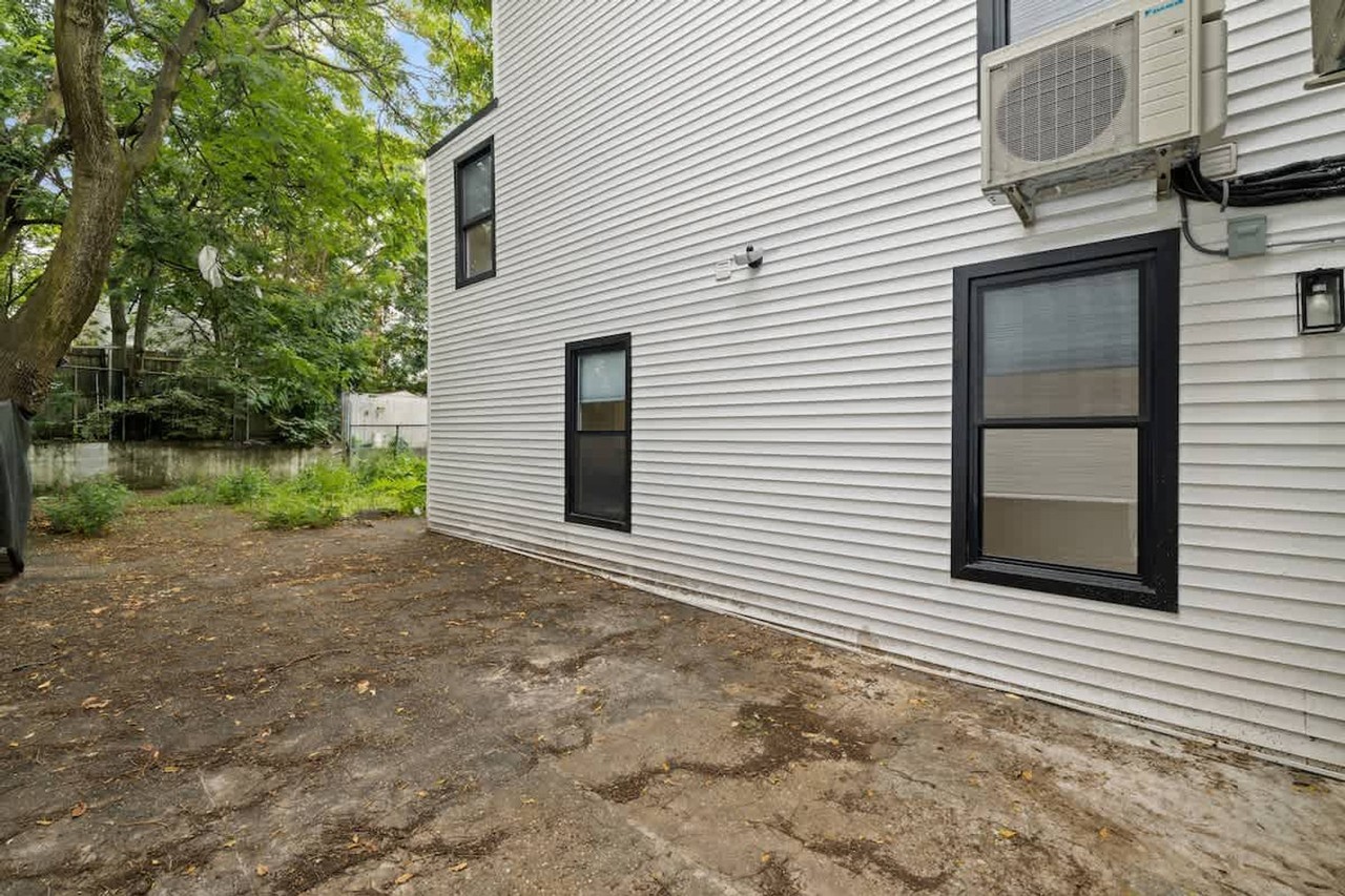 115 Franklin St #1470319P - Photo 2 of 32
