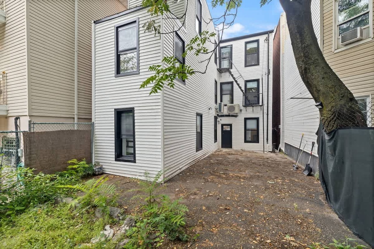 115 Franklin St #1470319P - Photo 3 of 32