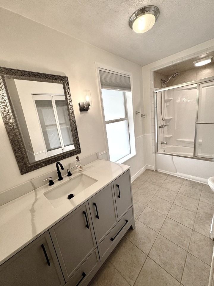 637 Spring St - Photo 7 of 12