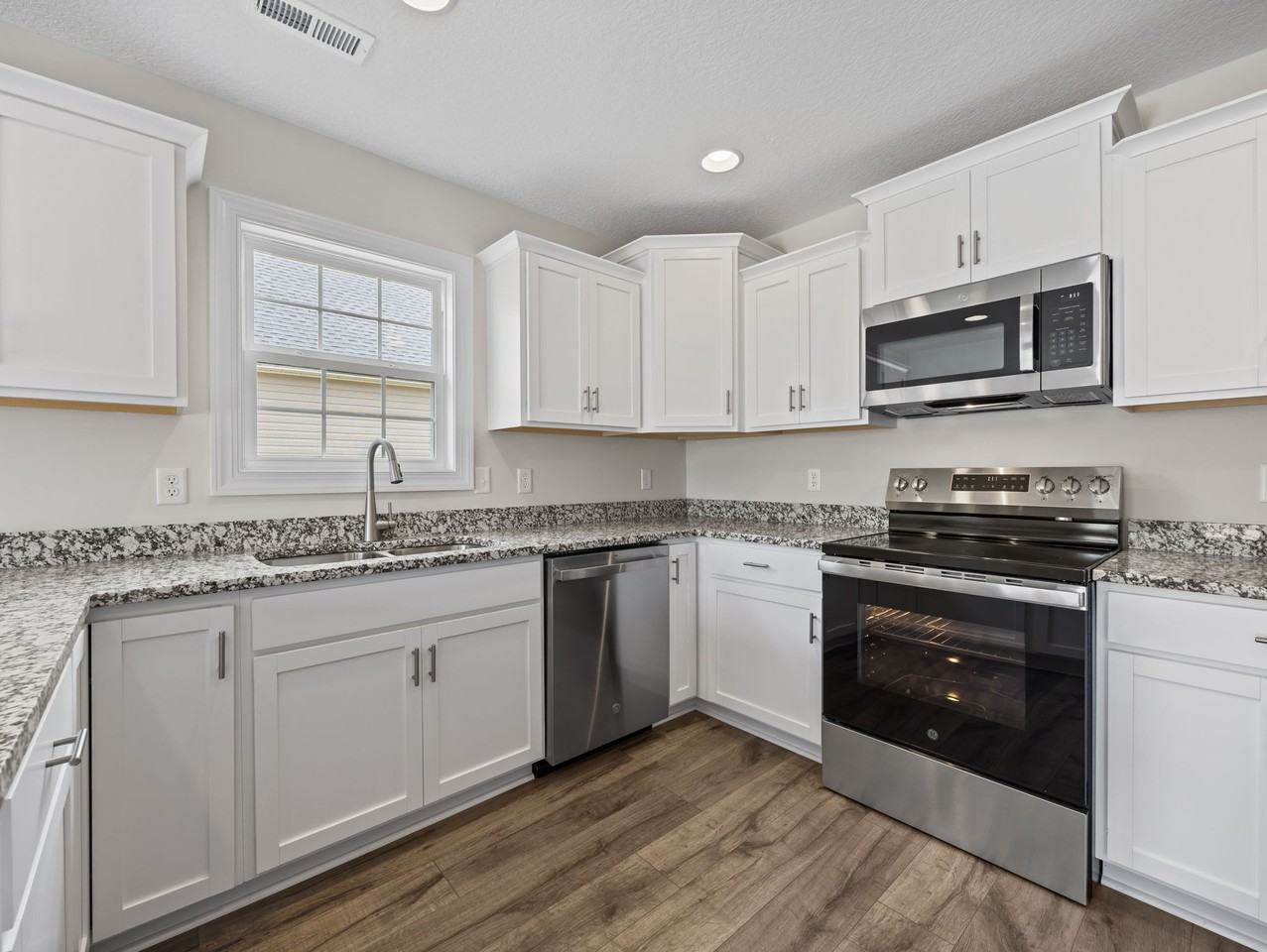 432 Montgomery Dr - Photo 2 of 12