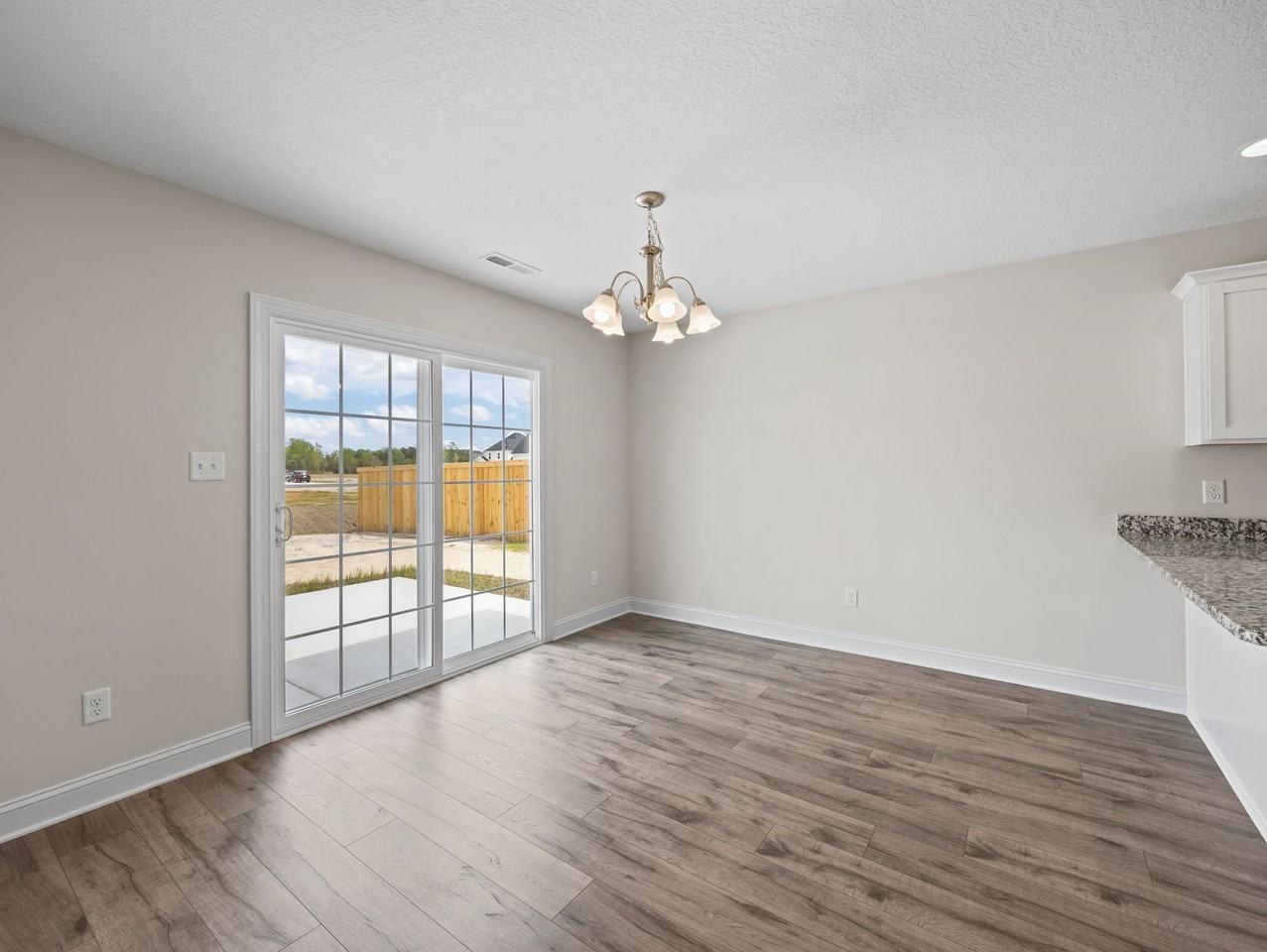 432 Montgomery Dr - Photo 3 of 12