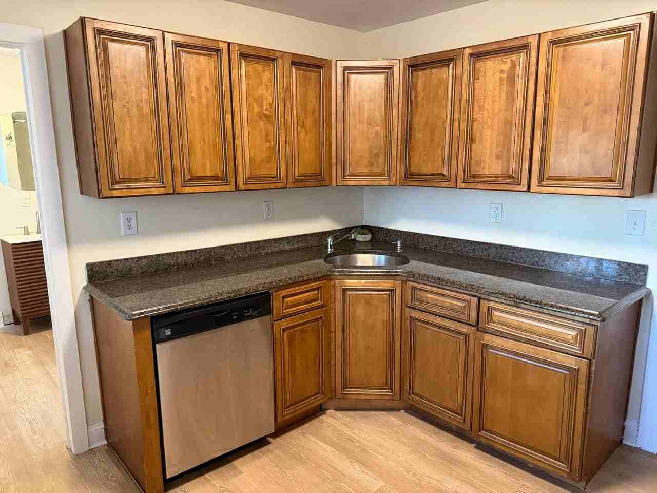 25 Bleecker Pl #1 - Photo 6 of 8