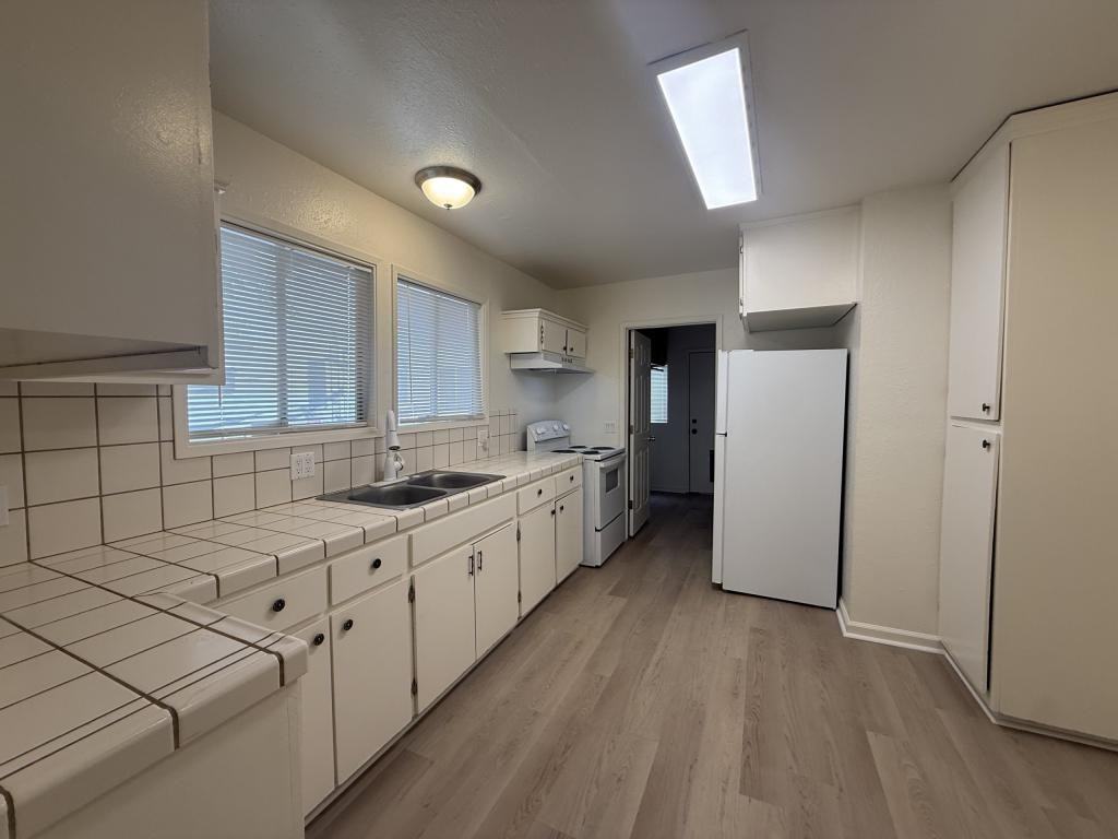 2218 W F St - Photo 4 of 18