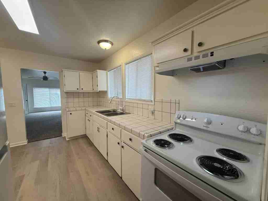 2218 W F St - Photo 5 of 18