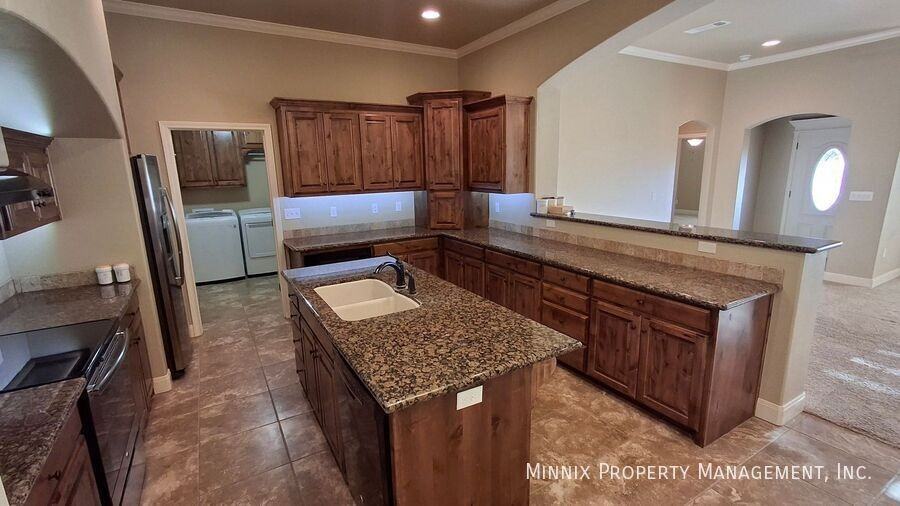 7904 Legacy Pkwy - Photo 7 of 27