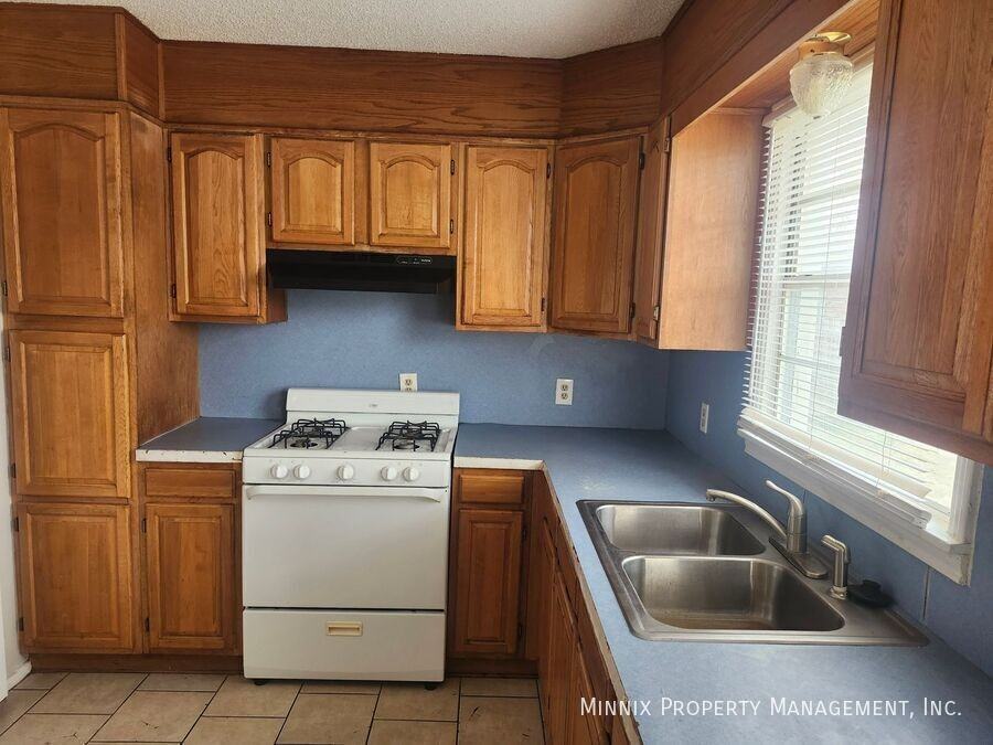 6122 Avenue P - Photo 2 of 7