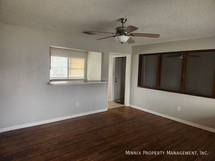 6122 Avenue P - Photo 3 of 7