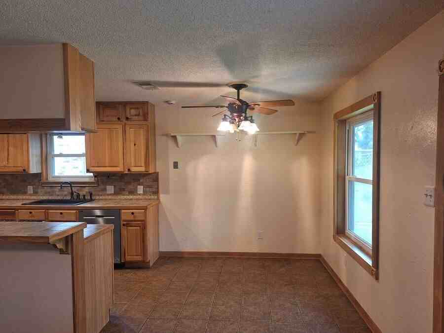 209 Hudson Ave - Photo 3 of 17