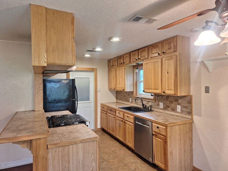 209 Hudson Ave - Photo 4 of 17