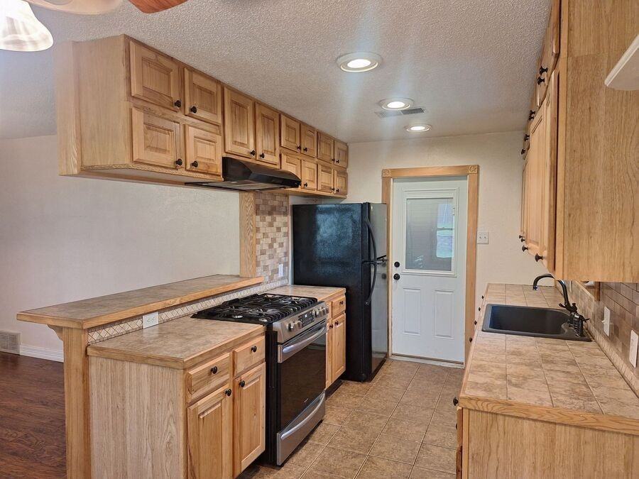 209 Hudson Ave - Photo 5 of 17