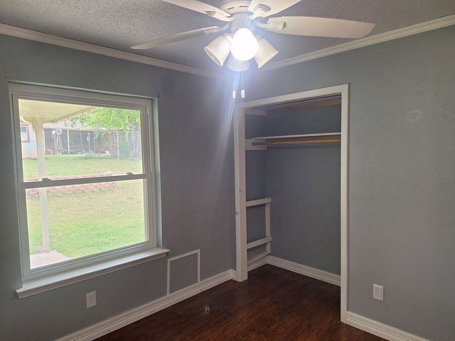 209 Hudson Ave - Photo 7 of 17