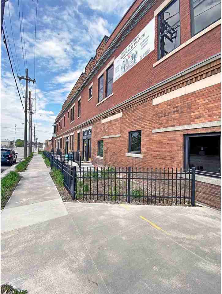 1626 Cuming St - Photo 3 of 39
