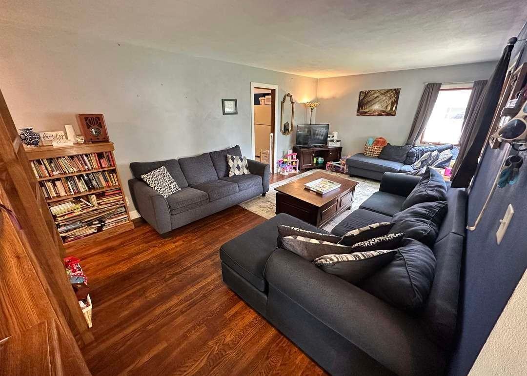 2819 Gladstone Ave - Photo 4 of 12