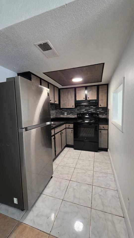 1140 S Ridgewood Ave - Photo 3 of 6