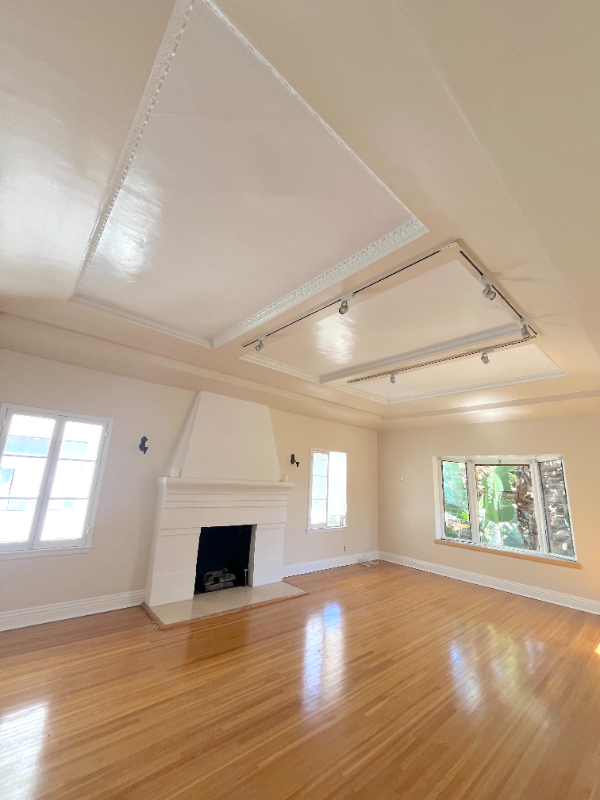 223 1/2 S Gale Dr - Photo 4 of 32