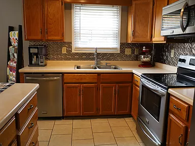 100 York Dr - Photo 4 of 16