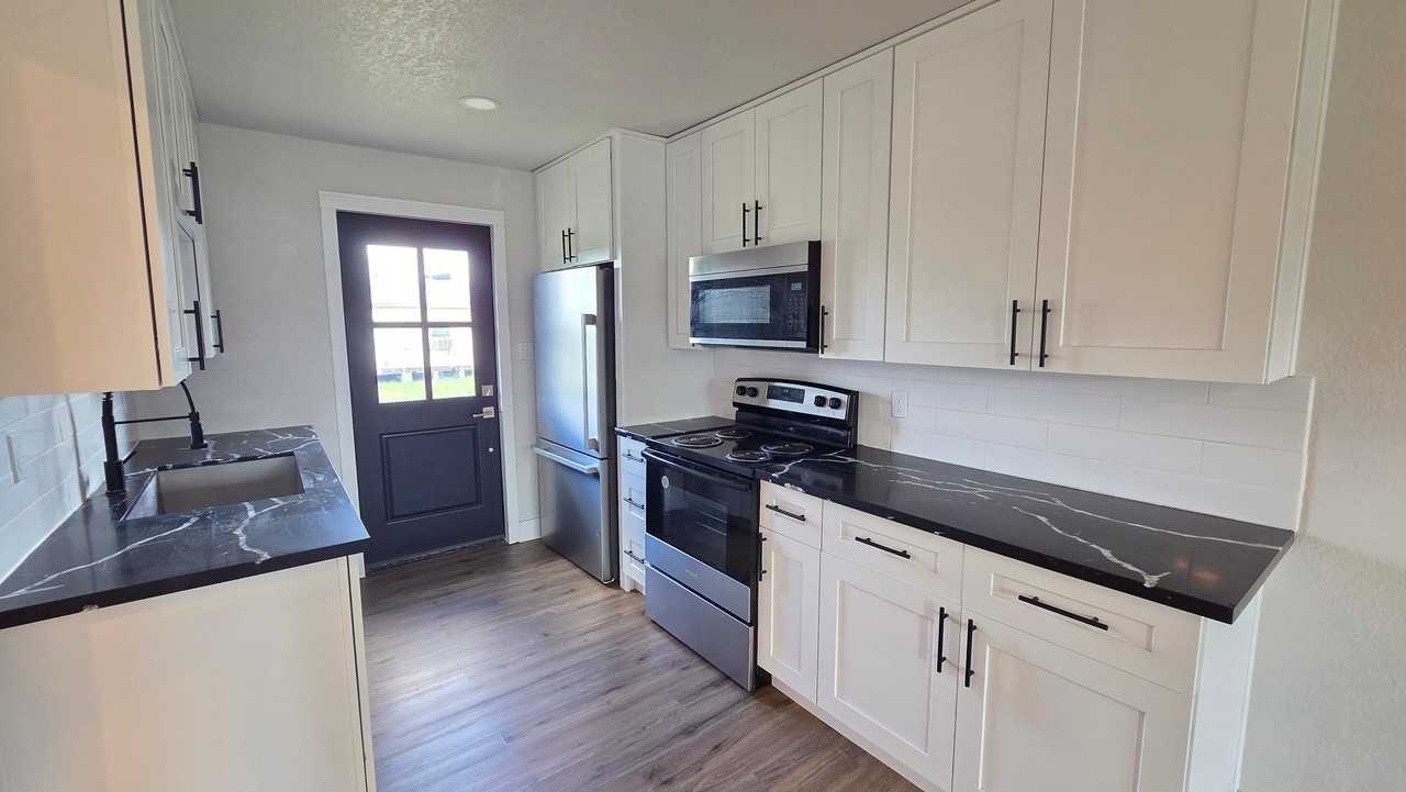 607 E 12th St - Photo 2 of 13