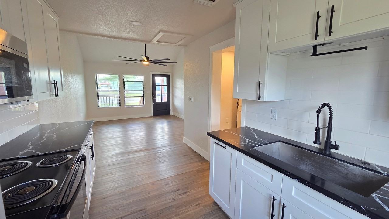 607 E 12th St - Photo 3 of 13