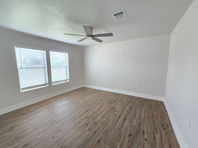 607 E 12th St - Photo 4 of 13