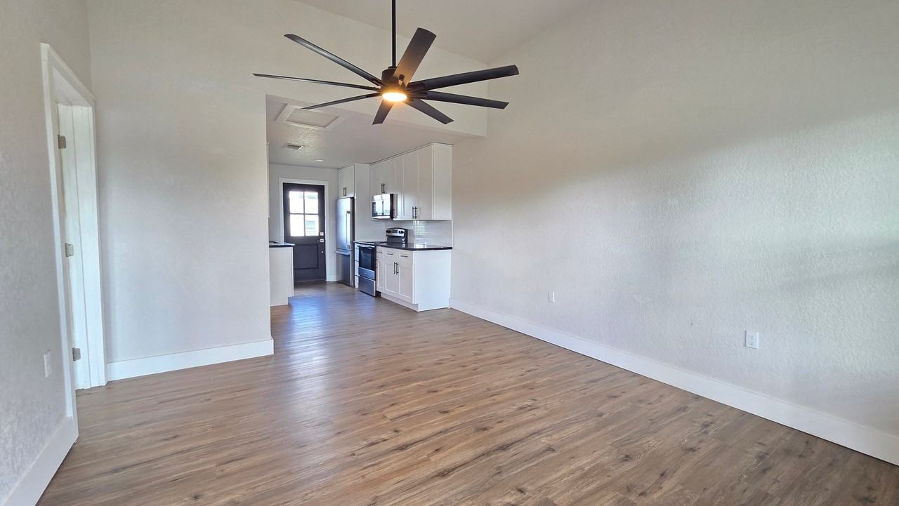 607 E 12th St - Photo 7 of 13