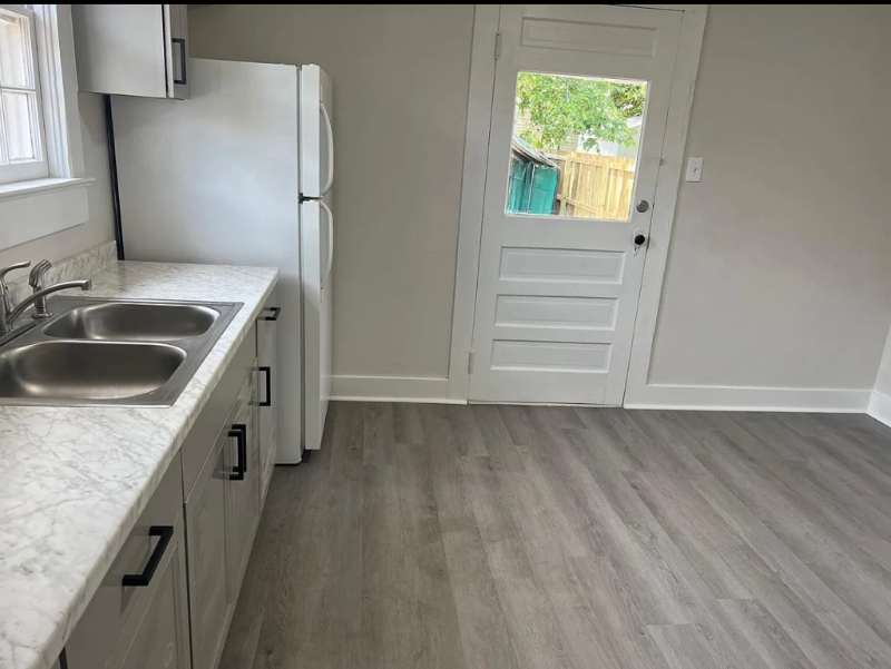 1016/1018 Jackson #1018 - Photo 2 of 3