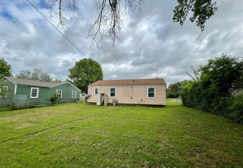 1613 Center Ln - Photo 2 of 9