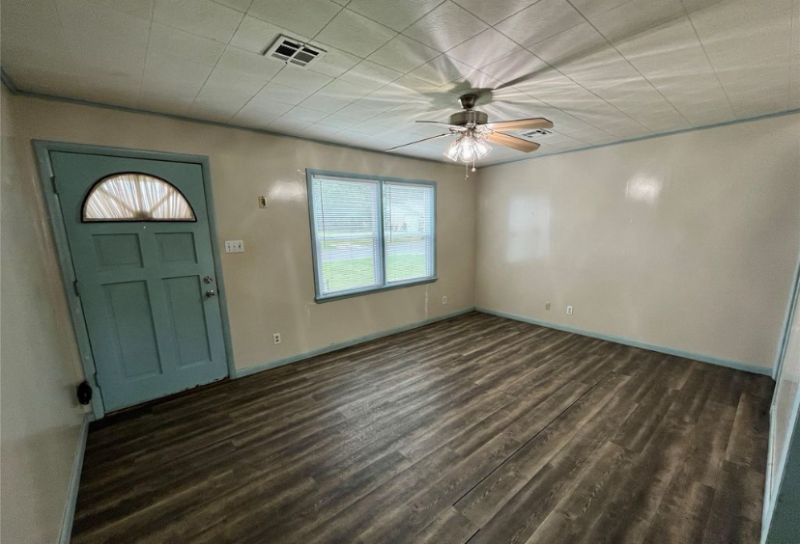 1613 Center Ln - Photo 3 of 9