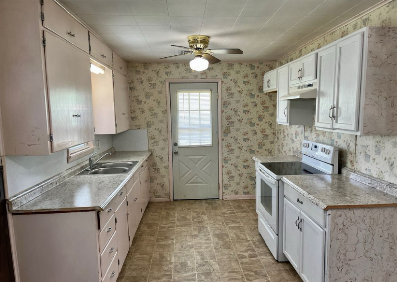 1613 Center Ln - Photo 5 of 9