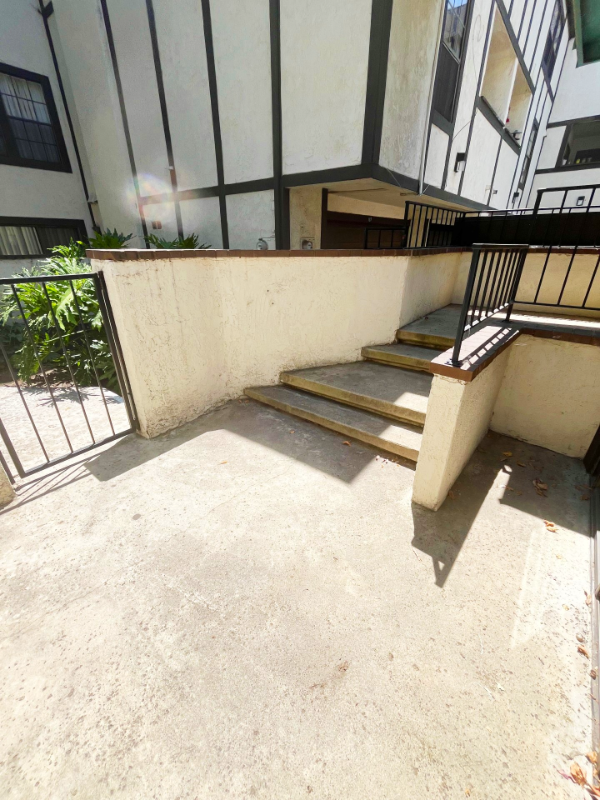 109 E Rosewood Ct - Photo 3 of 47