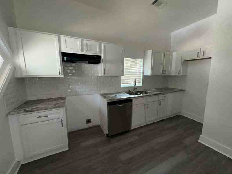 939 Seattle St - Photo 2 of 19