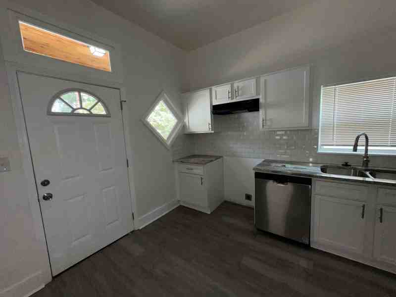 939 Seattle St - Photo 4 of 19