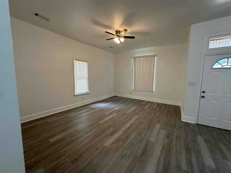 939 Seattle St - Photo 5 of 19