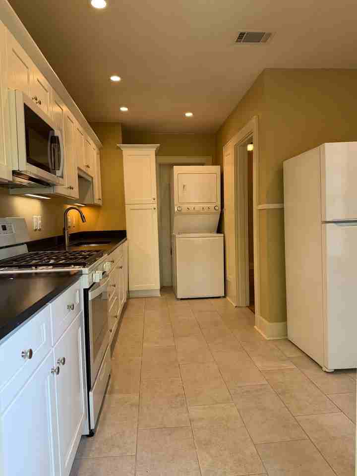 607 E 6th St #B - Photo 3 of 8