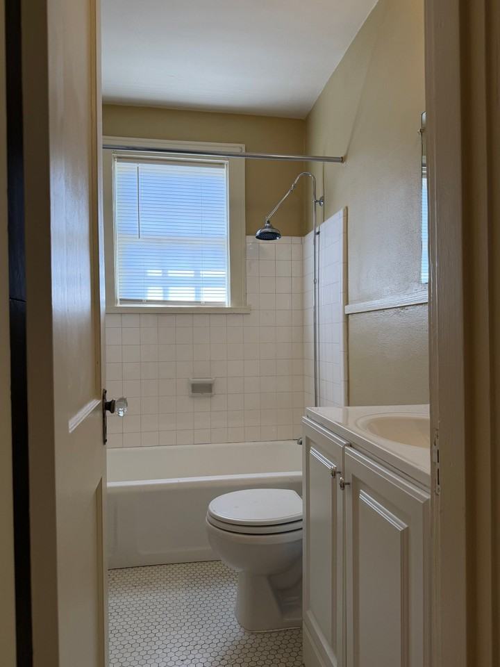 607 E 6th St #B - Photo 6 of 8