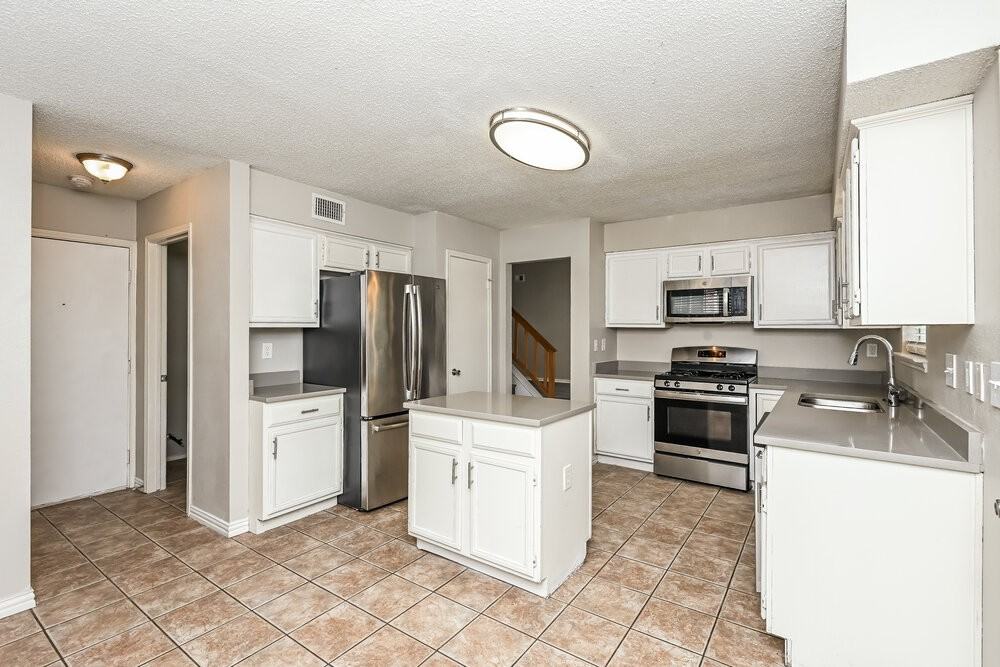 4327 Meriden Ct - Photo 7 of 17