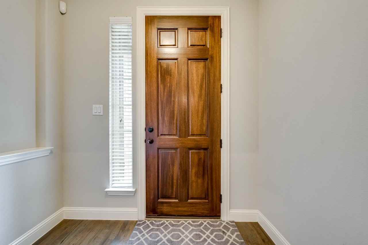 923 Whitehall Dr - Photo 2 of 20