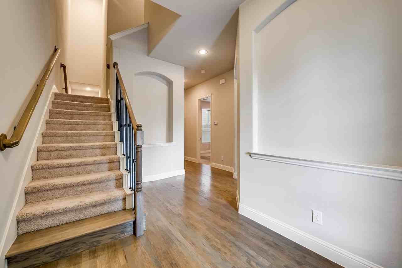 923 Whitehall Dr - Photo 3 of 20