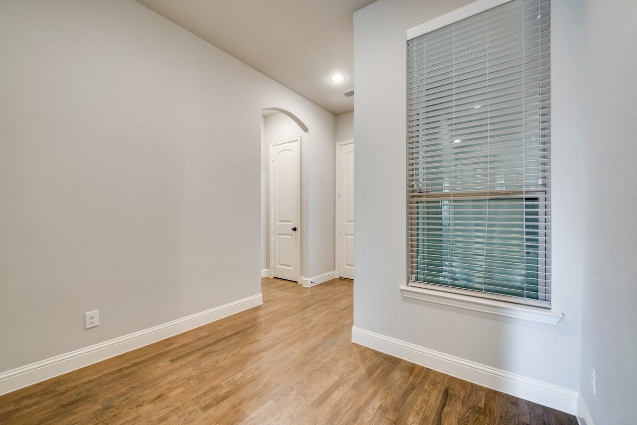 923 Whitehall Dr - Photo 4 of 20