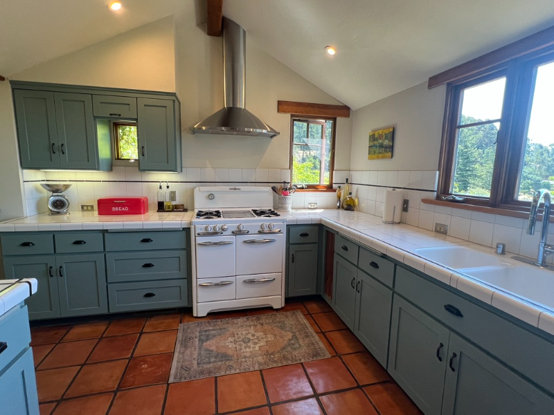 3266 Robinson Dr - Photo 4 of 20