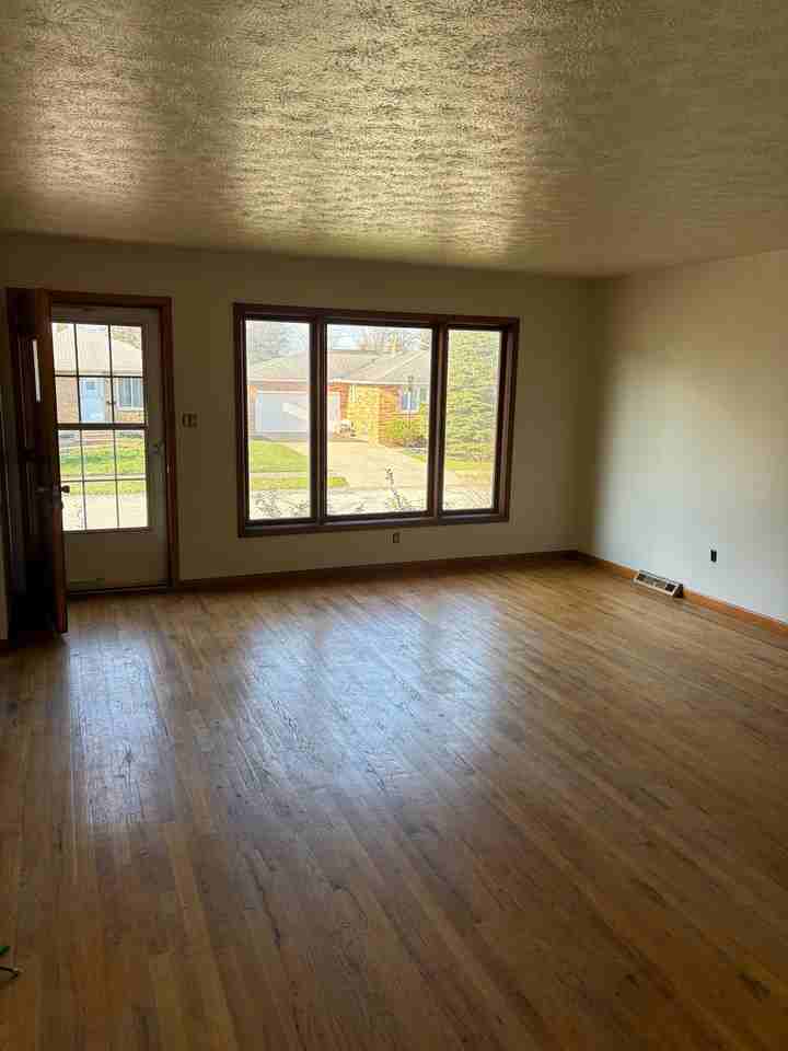 2921 Woodlawn Dr - Photo 2 of 13