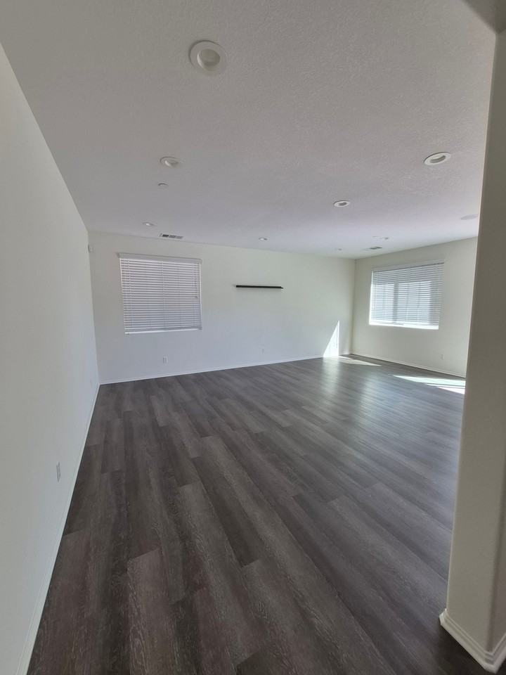 561 Moonlight Dr - Photo 3 of 12
