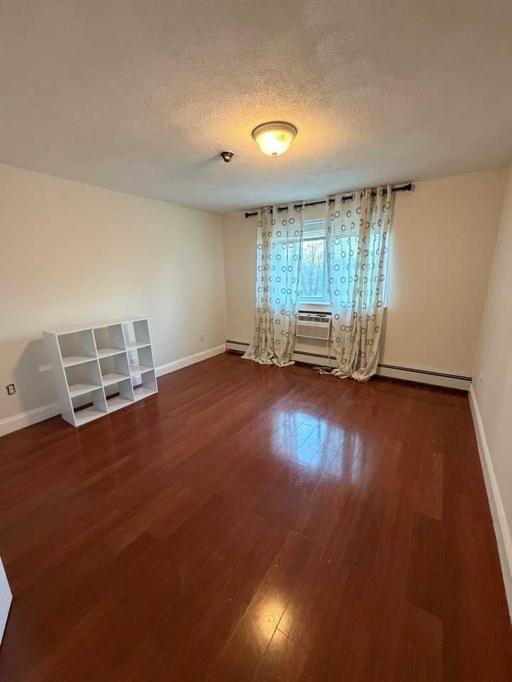215 Winter St - Photo 3 of 8