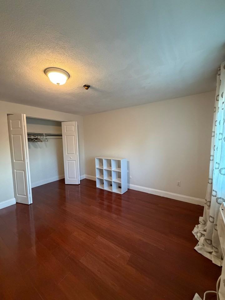 215 Winter St - Photo 4 of 8
