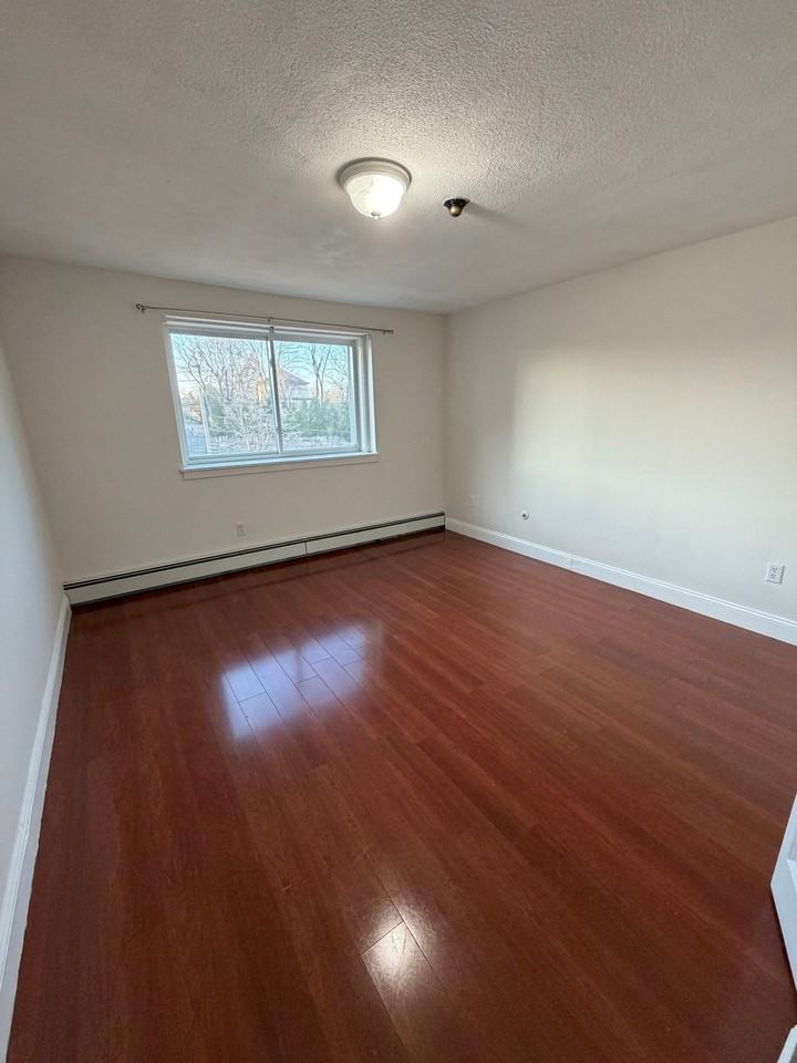 215 Winter St - Photo 5 of 8