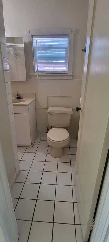 816 1/2 W Marlette St - Photo 3 of 10