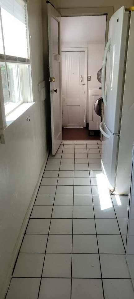 816 1/2 W Marlette St - Photo 5 of 10