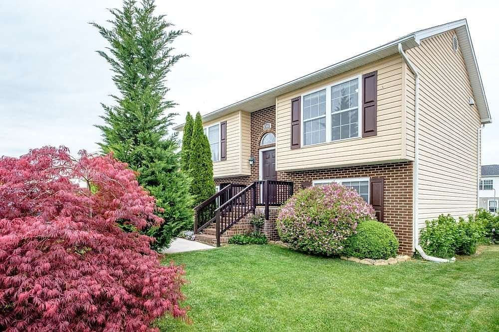 1380 Stonechris Dr - Photo 3 of 17