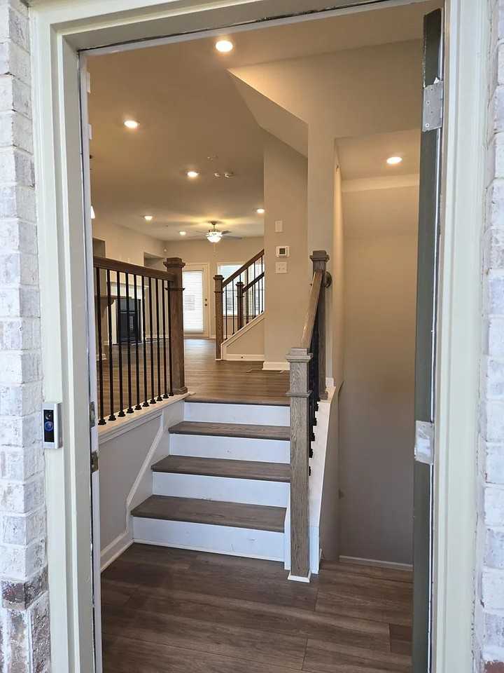 256 Commons Ave - Photo 3 of 20